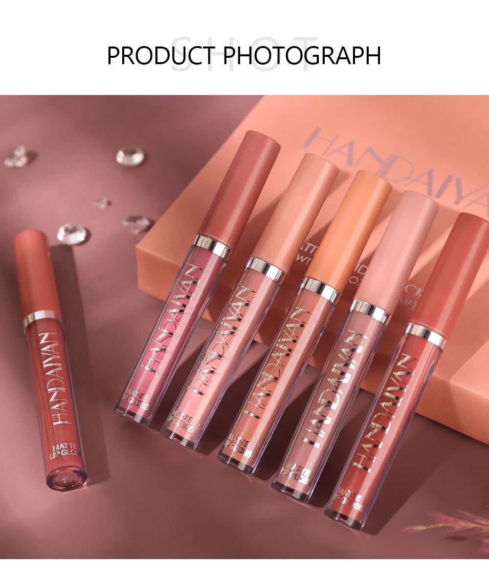 Set de seis labiales mate nude Handaiyan en tonos rosados y nudes, dispuestos diagonalmente sobre fondo rosa con brillo y caja visible.