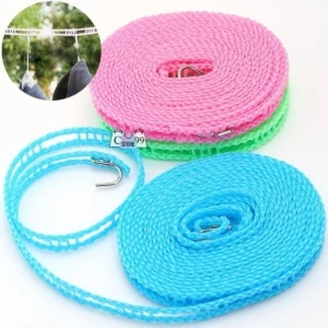 Cuerda tendedor de nylon flexible en colores rosa, verde y azul, enrollada con gancho metálico; incluye vista de uso colgando prendas al aire libre.