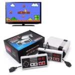 Consola retro 8 bits blanca con dos mandos y cable, junto a su caja negra con diseño azul. Pantalla de TV mostrando juego de Mario Bros.