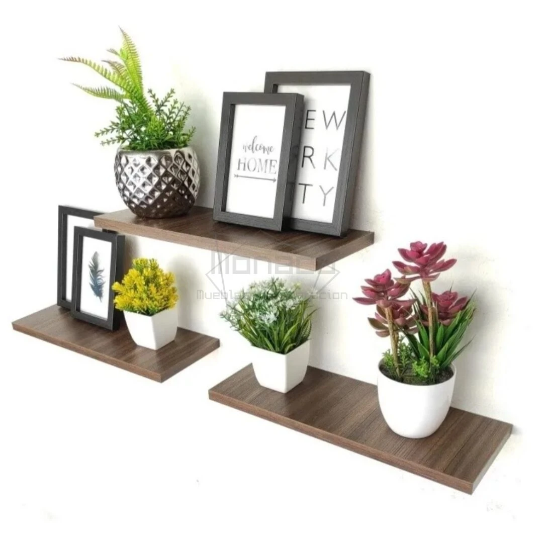 Kit repisa flotante madera aglomerada de tres medidas, con plantas, marcos y macetas organizadas en pared.
