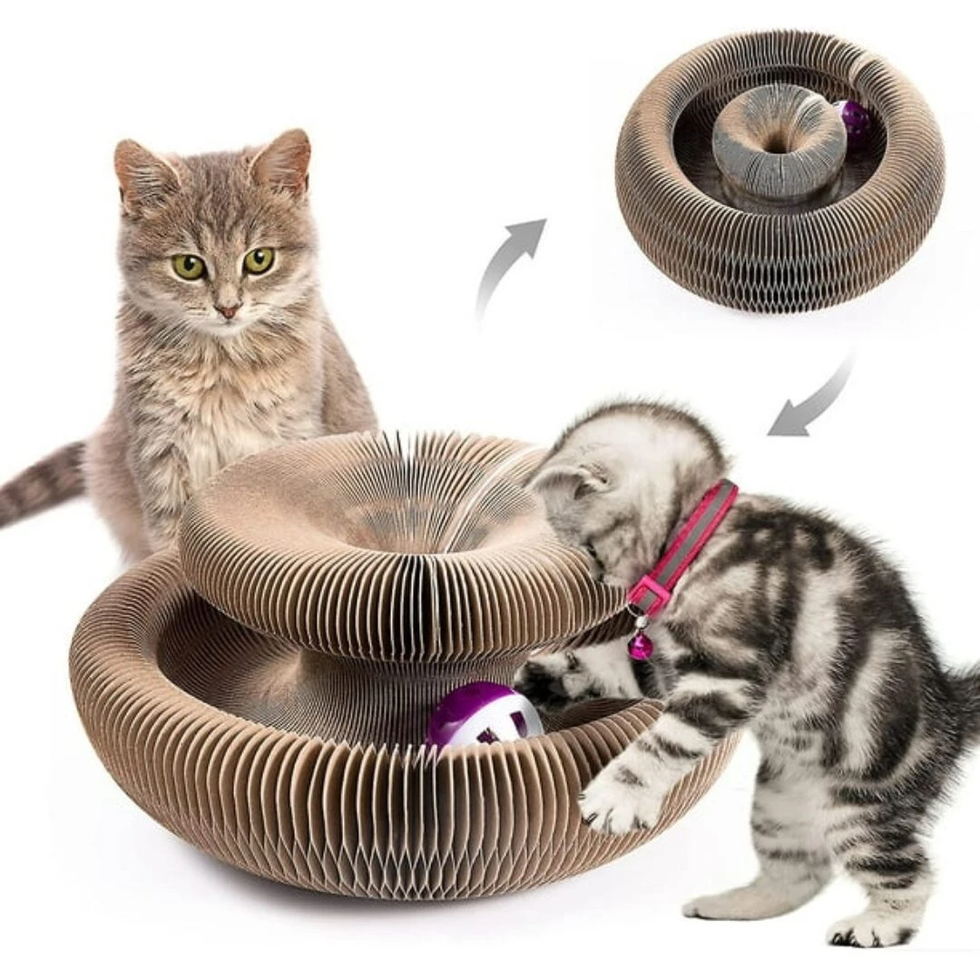 Rascador para gatos órgano mágico con bola giratoria, color beige, con dos niveles y diseño espiral. Incluye pelota morada y gato interactuando.