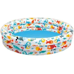 Piscina inflable circular con diseño de peces multicolores sobre fondo blanco, rellena de agua azul, ideal para niños.