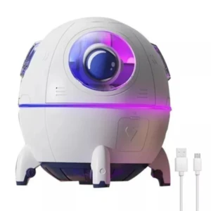 Difusor ultrasónico en forma de astronauta blanco con luces LED moradas y azules, incluye cables USB para carga.