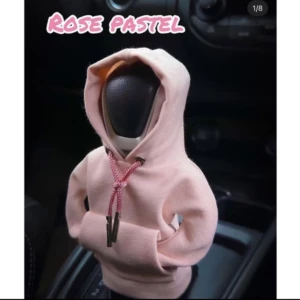 Buzo rosa pastel de algodón para palanca de cambios, con capucha y cordones rosados, instalado en interior de vehículo.