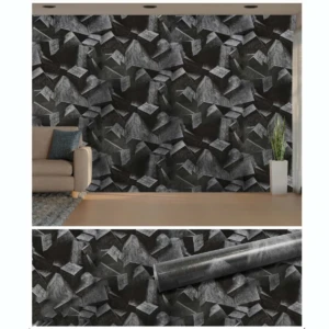 Papel adhesivo decorativo con patrón geométrico en tonos grises y negros, aplicado en pared de sala con sofá y planta visible.