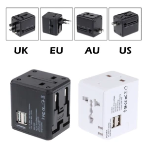 Adaptador universal de viaje negro y blanco con clavijas intercambiables para UK, EU, AU y US; incluye puertos USB en ambos modelos.