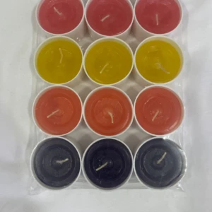 Set de doce velas de alumbrado sin llama en colores rojo, amarillo, naranja y azul oscuro, dispuestas en cuatro filas de tres unidades.