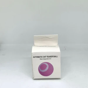 Caja blanca de juguete automático para gatos, con de pelota morada y texto que indica versión 2.0.