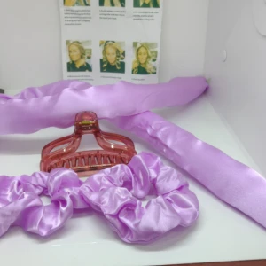 Set de dos onduladores de pelo con cerámica y diademas, color lila, sobre fondo blanco con muestra de resultados en el cabello.