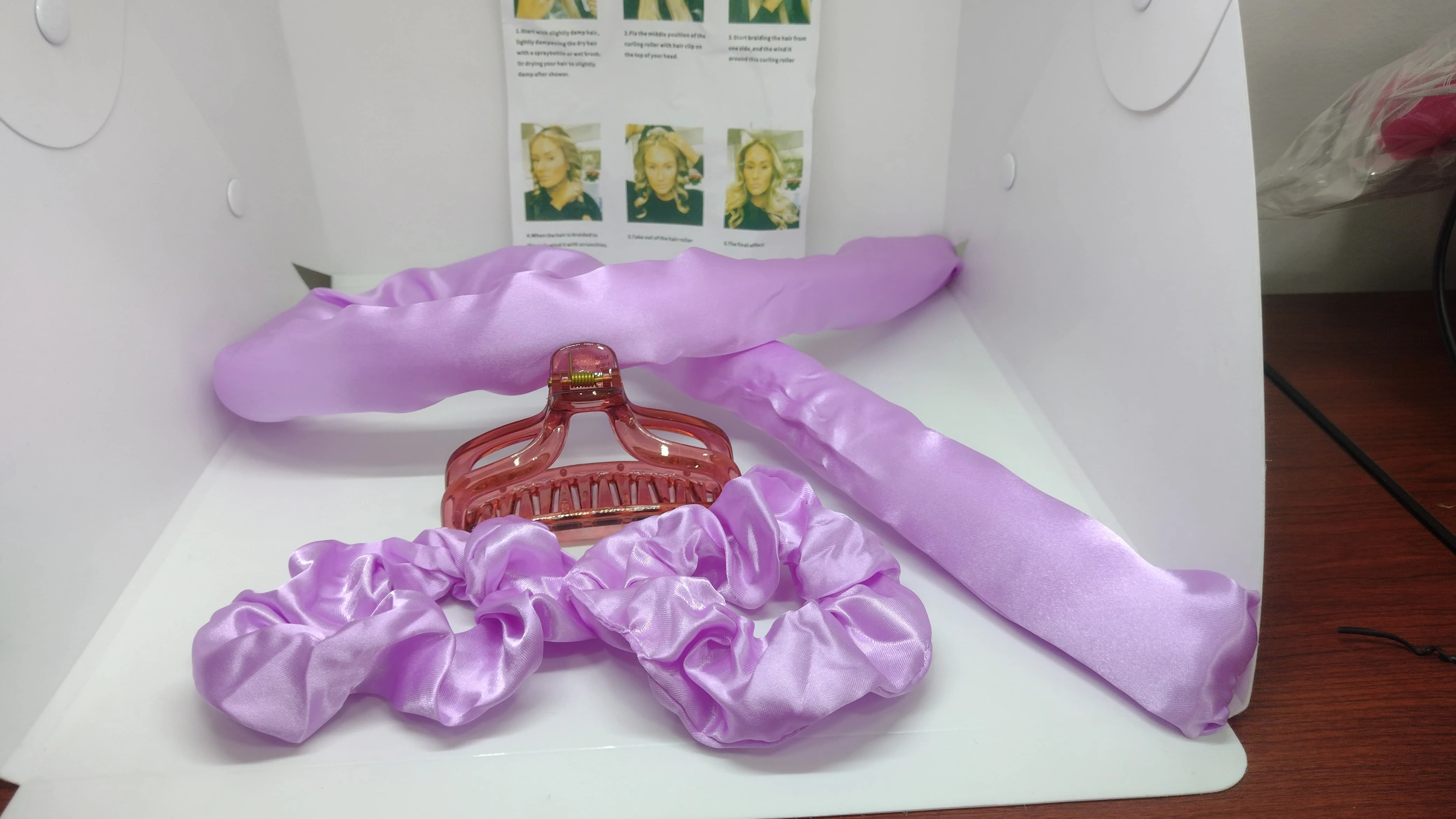 Set de dos onduladores de pelo con cerámica y diademas, color lila, sobre fondo blanco con muestra de resultados en el cabello.