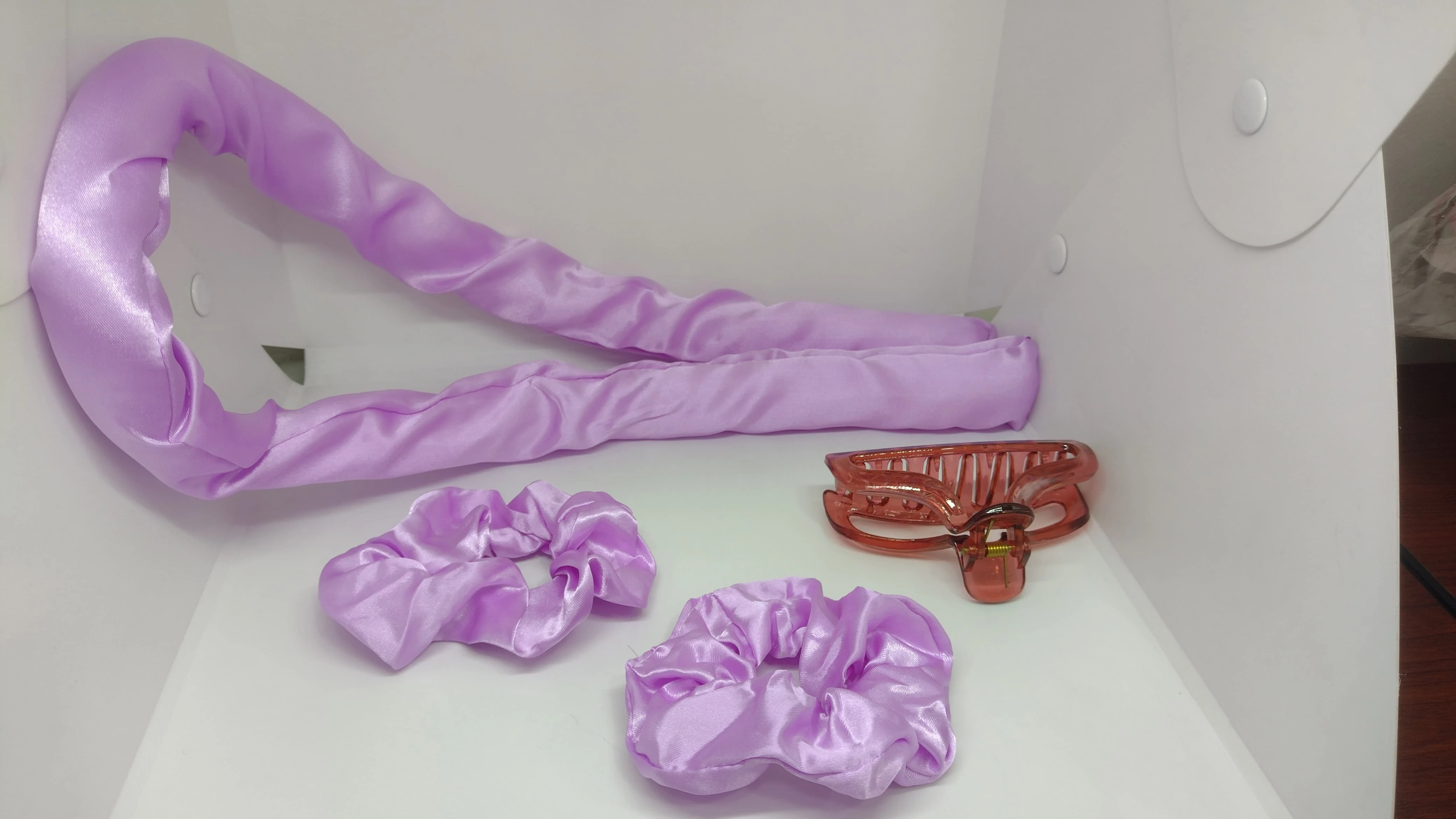 Set de dos onduladores de pelo con cerámica en color lila, acompañados de dos diademas del mismo tono y un peine de dientes anchos en color rojizo, dispuestos sobre fondo blanco.