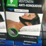 Pack de dos mentoneras anti-ronquidos de neopreno, presentadas en caja con modelo usando el producto mientras descansa sobre almohada blanca.