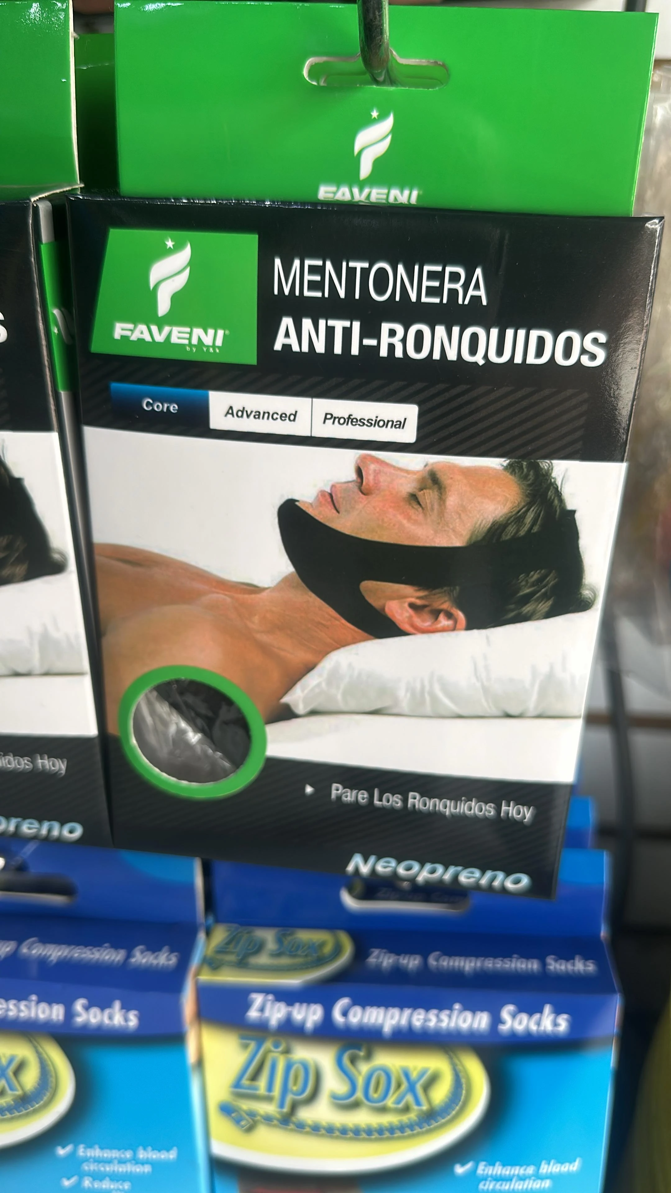 Pack de dos mentoneras anti-ronquidos de neopreno, presentadas en caja con modelo usando el producto mientras descansa sobre almohada blanca.