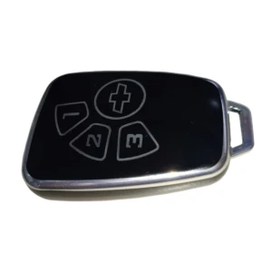 Forro TPU negro con detalles en plata para llave Chevrolet, con botones de control visibles y asa metálica integrada.
