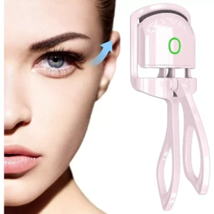 Encrespador de pestañas rosa con luz verde, mostrando uso en ojo con flecha azul indicando dirección del rizo.