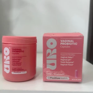 Set de dos presentaciones del producto Uro: frasco rosado con tapa rosada y caja rectangular del mismo tono, ambos sobre superficie blanca.