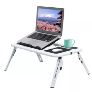 Base refrigeración portátil blanca con soporte ergonómico para laptop, mostrando pantalla encendida y taza verde sobre superficie con ranura para mouse.