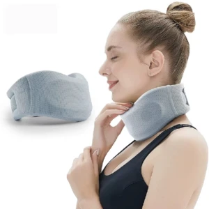 Collarín cervical ortopédico en color gris claro, con textura de malla suave, usado por una mujer de perfil mientras ajusta el soporte en su cuello.