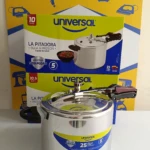 Olla a presión de aluminio Universal de 10 litros, con tapa metálica y mango negro, sobre caja amarilla con ilustraciones de electrodomésticos.