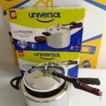 Olla a presión de aluminio Universal de 10 litros, con tapa metálica y mango negro, sobre caja original que muestra del producto y detalles de seguridad reforzada.
