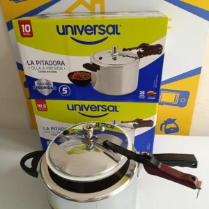 Olla a presión de aluminio Universal de 10 litros, con tapa metálica y mango negro, sobre caja original que muestra del producto y detalles de seguridad reforzada.