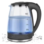 Jarra hervidora de vidrio con tapa negra, mango ergonómico y base metálica. Marcas de nivel de agua visibles hasta 2.0 litros. Agua azul dentro del recipiente.