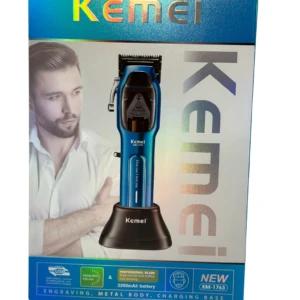 Afeitadora eléctrica Kemei en caja azul, con cuerpo metálico negro y base de carga. Incluye 3 peines ajustables para barba y patillas. Hombre con barba en fondo.