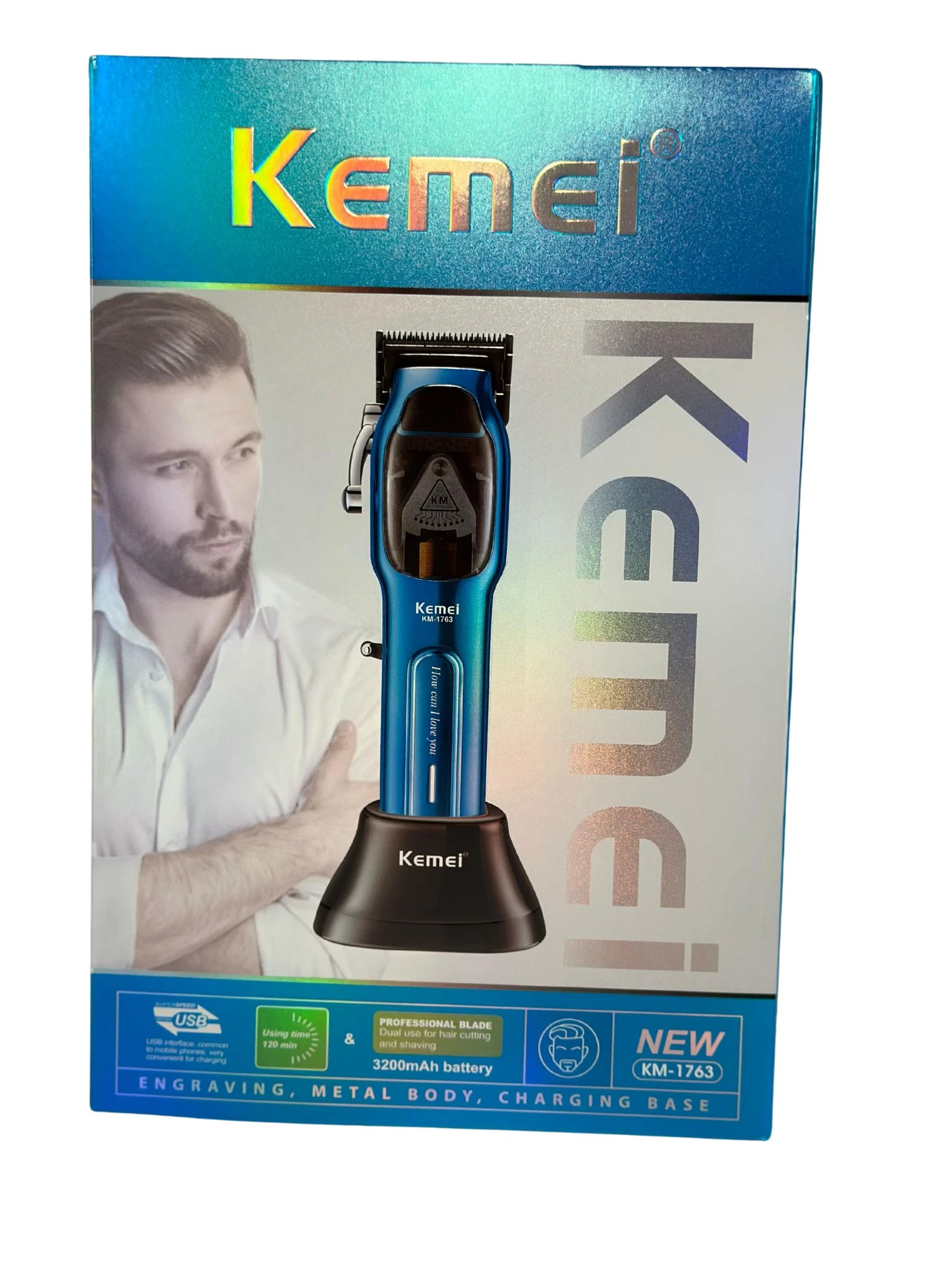 Afeitadora eléctrica Kemei en caja azul, con cuerpo metálico negro y base de carga. Incluye 3 peines ajustables para barba y patillas. Hombre con barba en fondo.