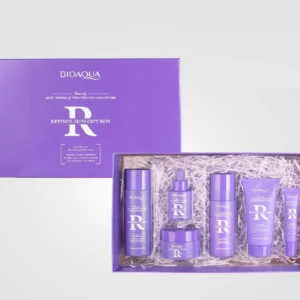 Set Bioaqua Retinol en caja morada abierta, mostrando cinco productos con envases en tono lila y logo R, sobre relleno de papel arrugado.
