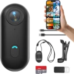 Cámara corporal negra con lente frontal, pantalla móvil mostrando galería de fotos, cable USB, correa, clip, tarjeta microSD de 64 GB y lector.