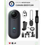 Camara corporal Orion negra con lente frontal, botón azul y accesorios incluidos: correa, soporte magnético, clip, cable USB y base de montaje.