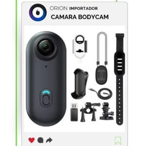 Camara corporal Orion negra con lente frontal, botón azul y accesorios incluidos: correa, soporte magnético, clip, cable USB y base de montaje.