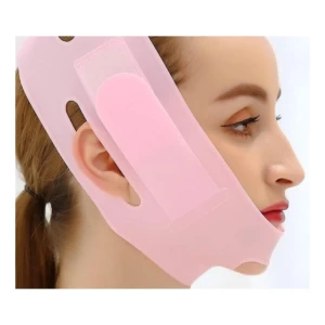 Banda reafirmante de barbilla color rosa, vista lateral con ajuste en mandíbula y oreja, diseño ergonómico para contorno facial.
