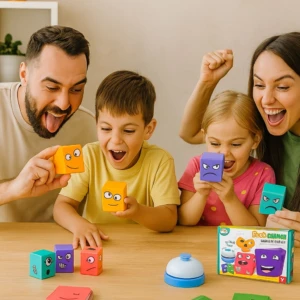 Juego de memoria infantil con cubos de colores y caras expresivas, mostrando emociones; incluye caja con del set y piezas dispersas sobre mesa, acompañado de adultos y niños jugando.