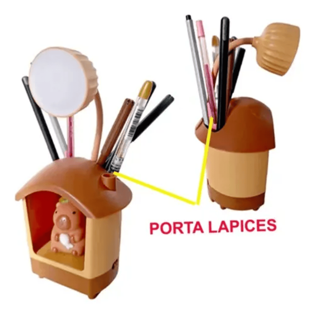 Lámpara LED multifuncional color madera con base de capybara, incluye porta lápices y sacapuntas integrado sobre escritorio.