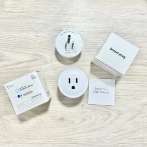Vista superior de un adaptador inteligente blanco con enchufes, acompañado de su caja, manual y logotipos de Alexa y Google.