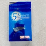 Caja azul de cinta blanqueadora 5D, con etiqueta de "NEW" en la esquina superior izquierda. Muestra una tira adhesiva plateada y dos imágenes comparativas de dientes antes y después del uso.