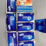 Set de dos cajas de cinta blanqueadora 5D con estuche azul, mostrando paquete individual y folleto informativo sobre uso y resultados.