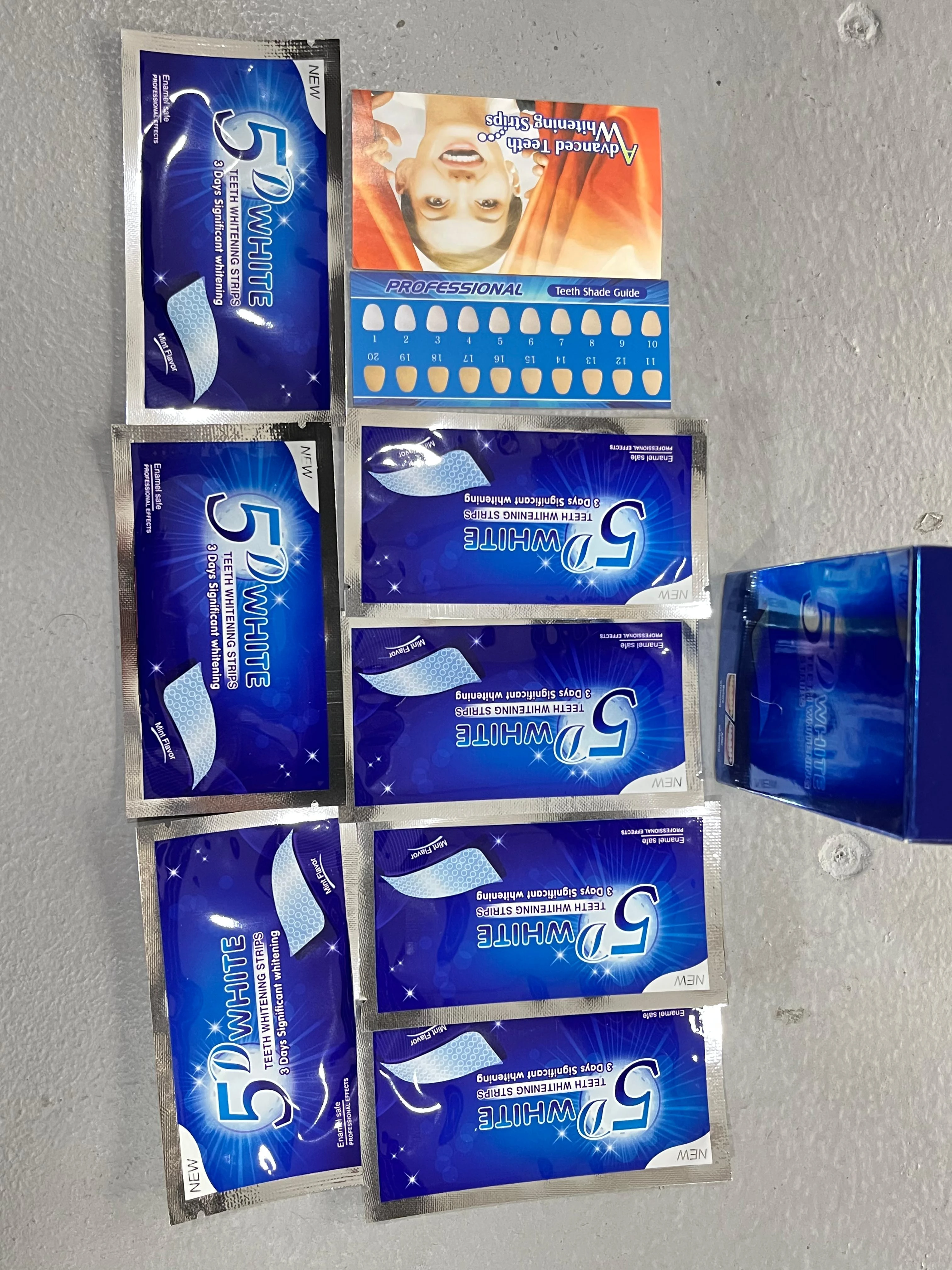 Set de dos cajas de cinta blanqueadora 5D con estuche azul, mostrando paquete individual y folleto informativo sobre uso y resultados.