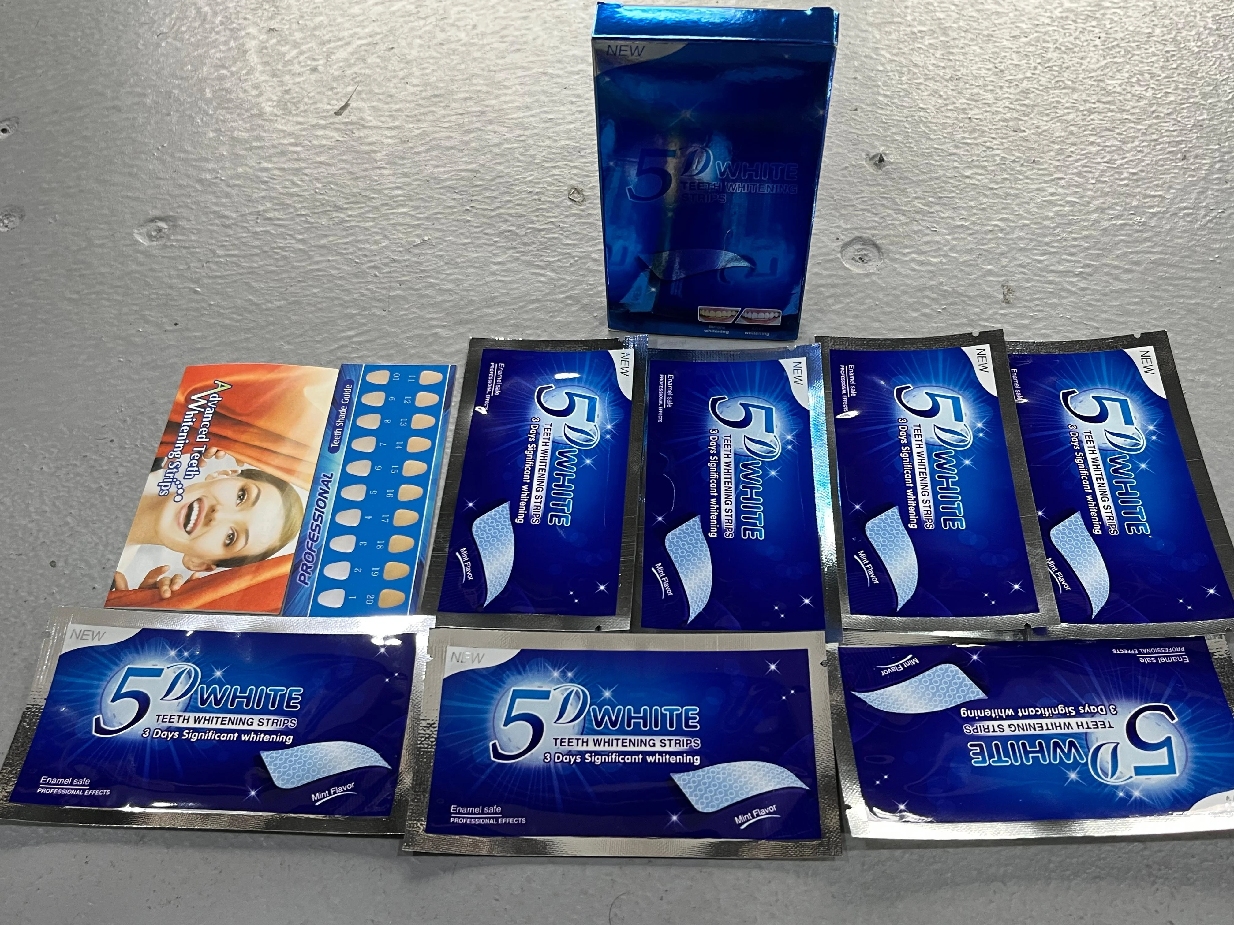 Set de dos cajas de cinta blanqueadora 5D con seis sobres individuales, presentados sobre superficie gris clara.