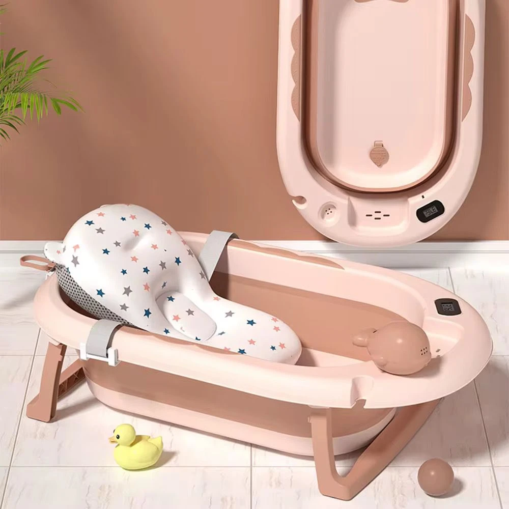 Bañera plegable color rosa con soporte para bebé, base metálica y accesorios incluidos: patito amarillo, pelota y ducha.