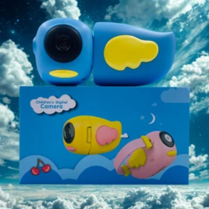 Cámara digital infantil YF-4 en color azul con detalles amarillos, mostrada junto a su caja que incluye modelos amarilla y rosa, sobre fondo de cielo con nubes.