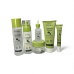 Kit de skincare calmante con Centella Asiática para piel grasa y acné, regulador de sebo e irritación sin obstruir poros. Incluye seis productos en envases verdes y blancos: dos frascos, un spray, un serum, una crema y un tubo.