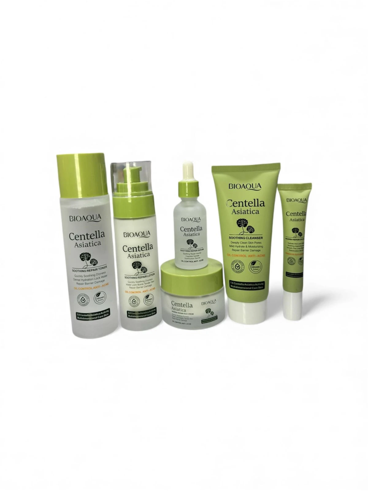 Kit de skincare calmante con Centella Asiática para piel grasa y acné, regulador de sebo e irritación sin obstruir poros. Incluye seis productos en envases verdes y blancos: dos frascos, un spray, un serum, una crema y un tubo.