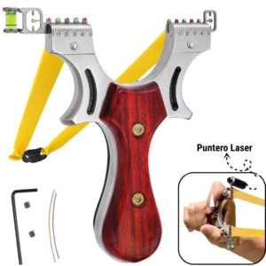 Slingshot de resortera con mango de madera rojiza, bandas amarillas y puntero láser rojo; incluye accesorios en caja abierta.