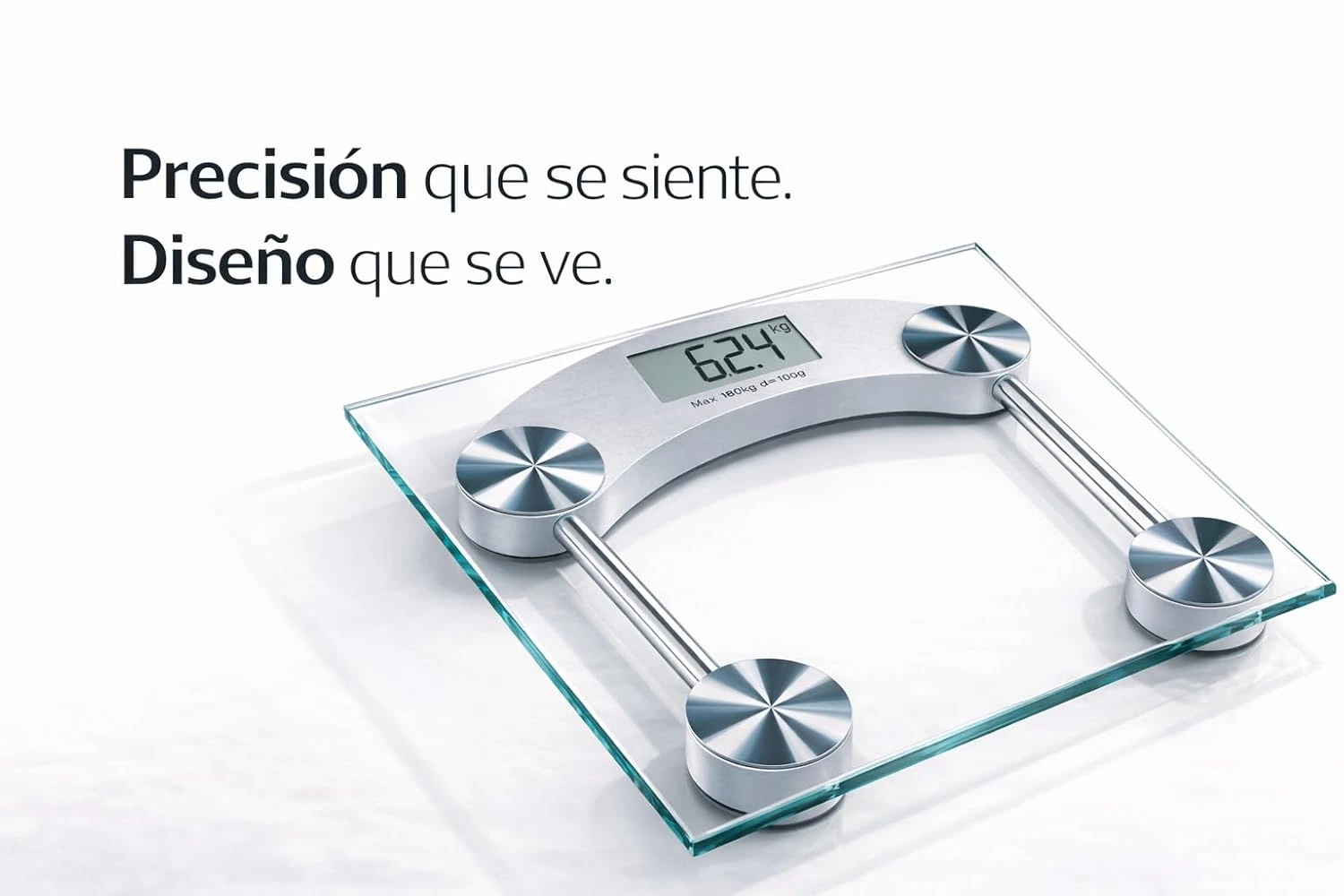 Báscula de baño cuadrada de cristal templado con display digital mostrando 62.4 kg, patas metálicas y diseño minimalista sobre fondo blanco.