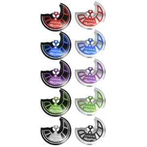 Protector disco freno Gixxer 150 en acero inoxidable, disponible en seis colores: rojo, azul, morado, verde, negro y plateado. Diseño curvo con logo central y bordes dentados.