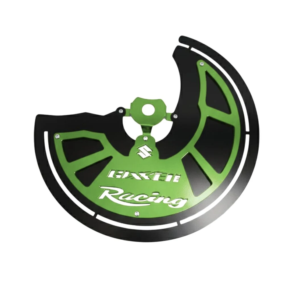 Protector de disco freno Gixxer 150 en acero inoxidable, con acabado verde y negro, diseño aerodinámico y logotipo visible.
