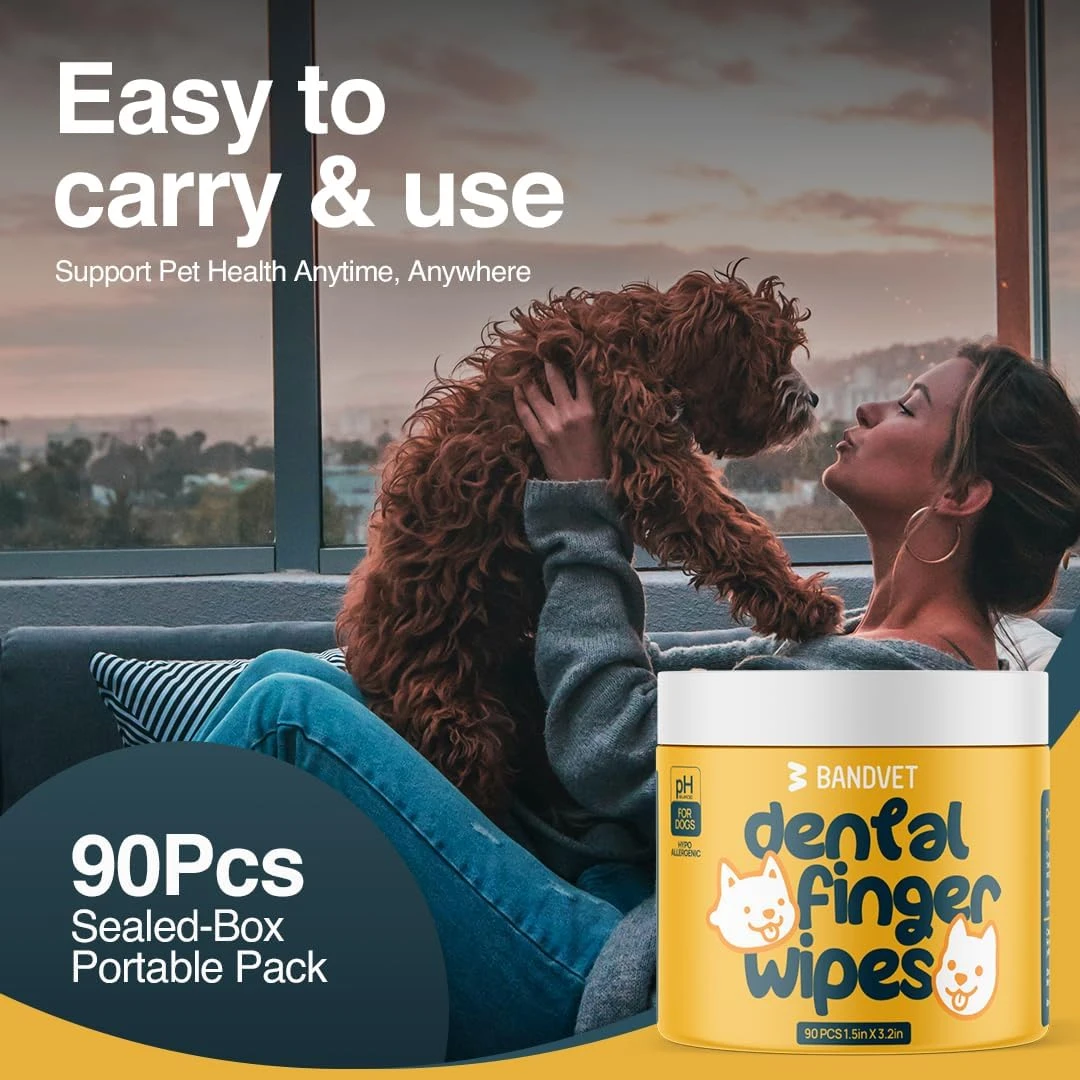 Pack de 90 toallitas dentales para perros en envase amarillo con ilustraciones de mascota, mostrando mujer acariciando perro marrón frente a ventana.