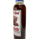 Botella de gel corporal de chocolate en presentación transparente con etiqueta blanca y tapa azul, mostrando textura viscosa y trozos de chocolate en la etiqueta frontal.
